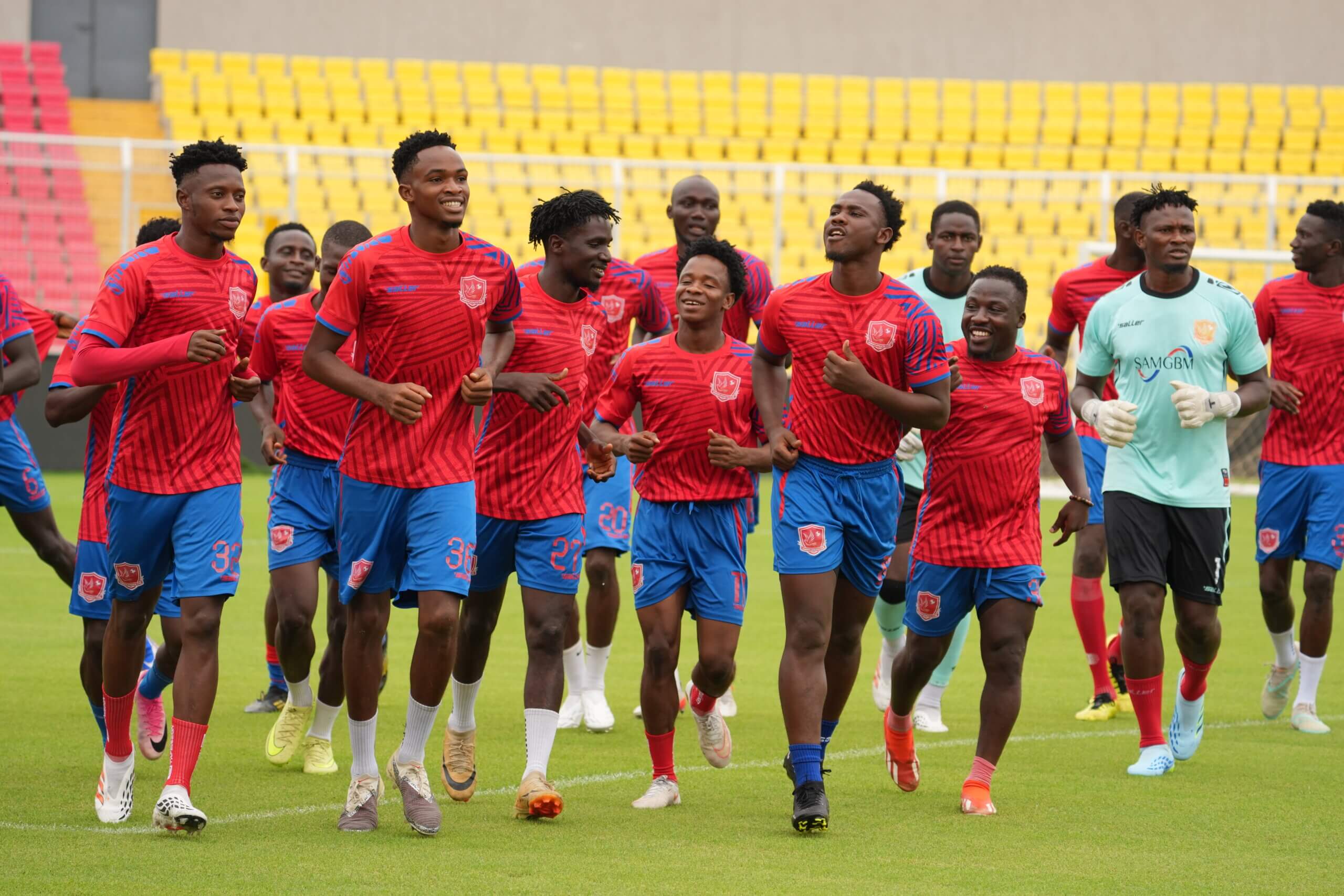 Les joueurs du Horoya AC réunis sur la pelouse du stade du 28-Septembre à Conakry