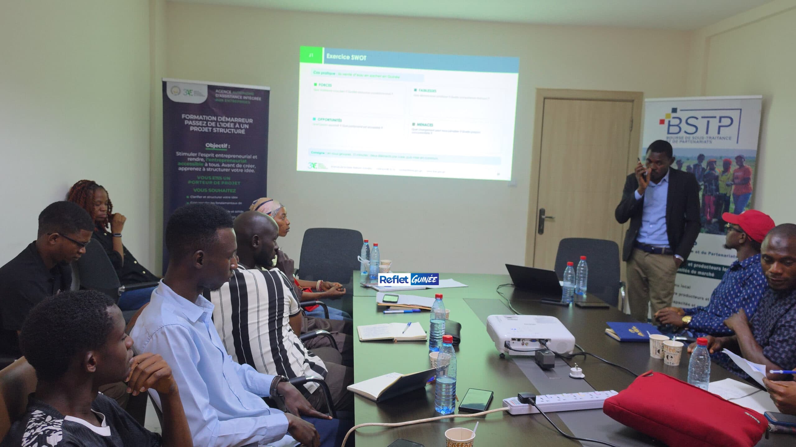 Jeunes porteurs de projets participant à une formation en entrepreneuriat à Conakry