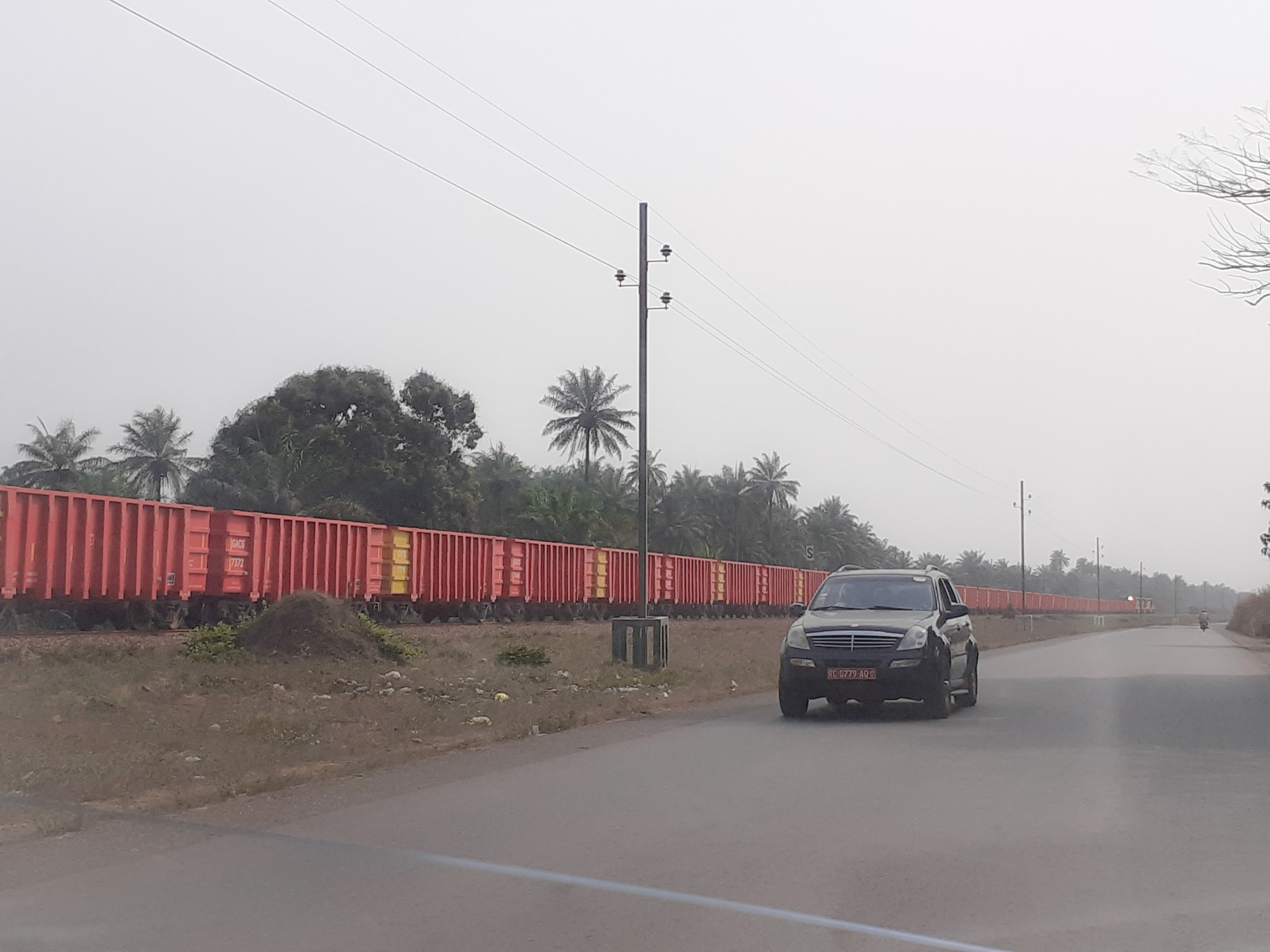 Train minier transportant des wagons en Guinée, utilisé comme photo d’illustration